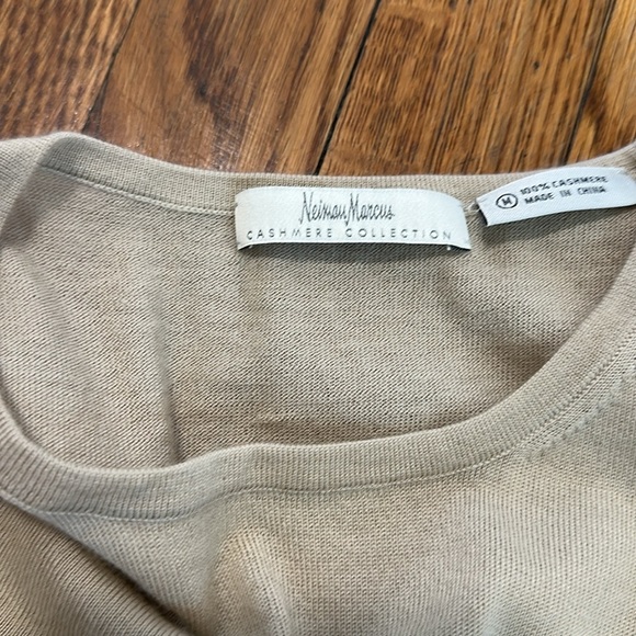 Neiman Marcus 100% cashmere neutral light tan crewneck sweater M - Picture 2 of 4